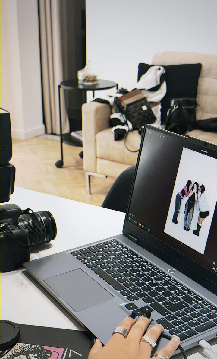 Bastidores do estúdio vilas.mkt: edição de imagem no computador